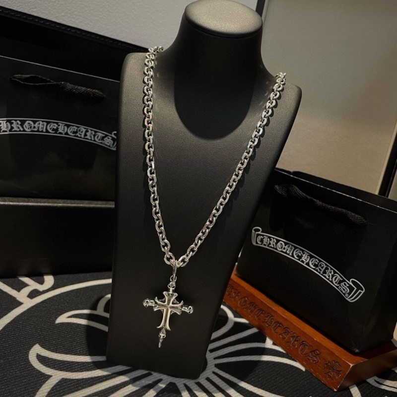 Ch*0me He**ts necklaces